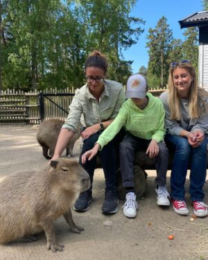 Edward af Sillén Instagram - Capybara bonanza! 🥹 Min otroliga 40-års present från Ola, Martina, Thea och Ian — guidning, mys, häng, kel och matning av Kolmårdens underbara Capybaror 🥹❤️❤️ Helt magiskt!!! @kolmardensdjurpark