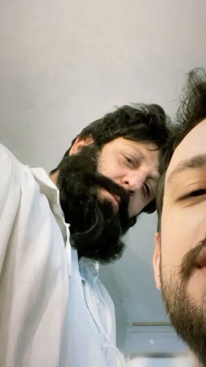 Ege Tanman Instagram - Ağzımdan çıkanla kulağımın duyduğunun bir olmadığı günlerden biri. N’olmuş yani karıştırdıysam 🤣 @enistesigelmis @exxen @leylailemecnun #leylailemecnun