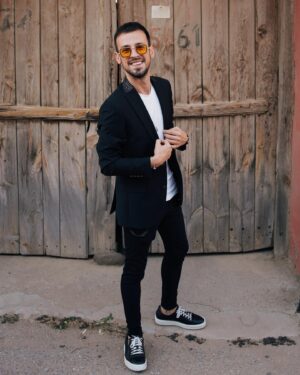 Ege Tanman Instagram - köyde yapılan nişanda rockstar gibi takılmama kaç puan ? herkes bana uzaylıymışım gibi bakıyordu 🤣🤣
📸: @ugurcanuruk