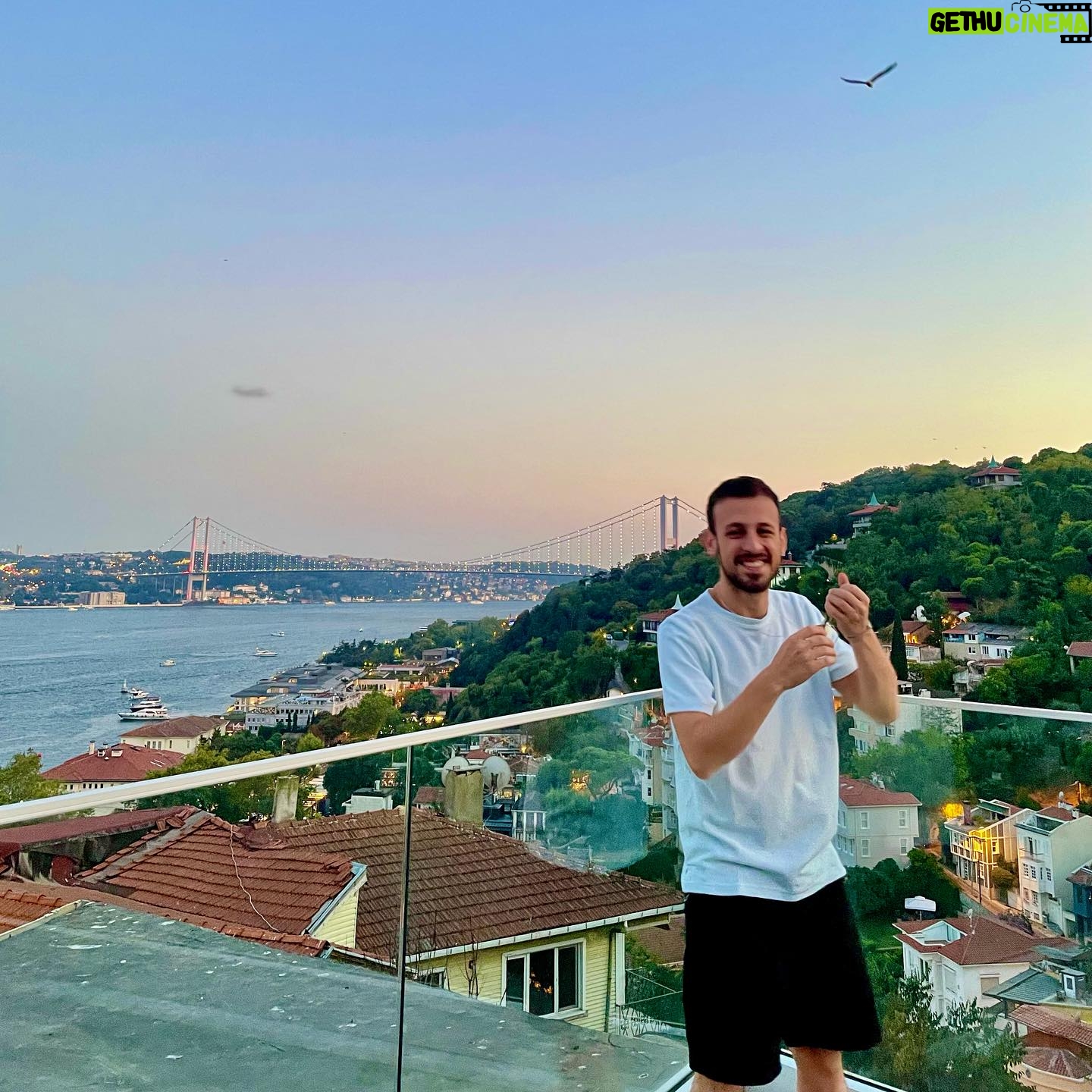 Ege Tanman - 6.8K Likes - belki ustumuzden bir kus gecer 🕊️