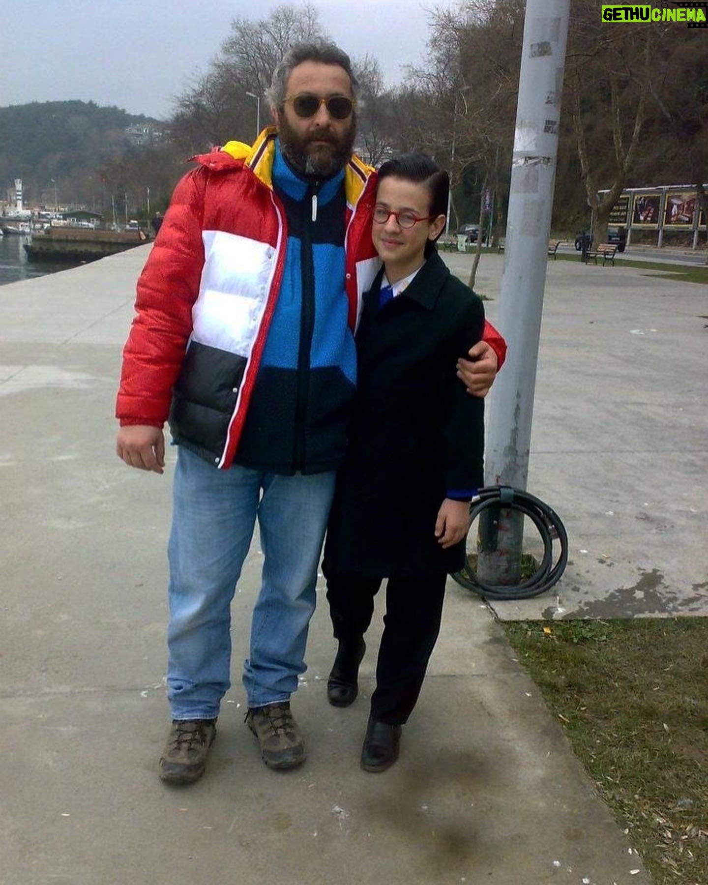 Ege Tanman - 8.1K Likes - 11 sene önce bugün, Türkiye'nin en harika hayran kitlesine sahip olacağımız aklımızın ucundan bile geçmiyorken bu yolculuk başladı. Yayında olduğumuz 104 bölüm boyunca sayısız anı biriktirdik. 8 sene boyunca ekranlarda olmasak da izleyicilerimiz tarafından hiç unutulmadık. Her sene 9 Şubat'ta Leyla ile Mecnun'un doğum günü kutlandı ve herkes o geminin gelmesini bekledi. 11 sene sonra yine Leyla ile Mecnun'un doğum gününü kutluyoruz ve birlikte anı biriktirmeye devam ediyoruz. Paha biçilemez bir mutluluk. Bu mutluluğu yaşamamıza sebep olan başta izleyicilerimize, elinde büyüdüğüm hocam, abim @onurunlutheofficial ' a, bu neyin kafasi dedirten senaristimiz @aksakburak ‘a, @acunilicali ve @exxen ailesine, kamera önündeki ve arkasındaki bütün çalışma arkadaşlarıma sonsuz teşekkür ediyorum. İyi ki varsınız. #iyikidoğdunleylailemecnun #leylailemecnun @leylailemecnun @exxen