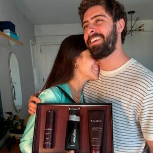 Eike Duarte Instagram - Rotina, tarefas, desafios... Compartilhar tudo isso também é coisa de pai! E o @eikeduarte, super presente no dia a dia, foi ainda mais surpreendido com um presente marcante: o kit Malbec! Neste Dia dos Pais, celebre quem sempre está presente desde os primeiros momentos! ❤

#DiaDosPais #oBoticário

#PraGeralVer: Vídeo começa com a influenciadora Natália Vivacqua, uma mulher branca com cabelos castanhos longos. Ela está passando creme no rosto. Na tela, surge a mensagem: "Naty! Como você consegue se cuidar e ser mãe ao mesmo tempo? meninaaa". Natália sorri, e cena corta para o marido, Eike Duarte, um homem branco com barba e cabelos curtos castanhos, que está arrumando a lancheira da filha, uma menina loira. Natália, de roupa de academia, se despede e sai, enquanto Eike prende o cabelo da filha, que está vestida para ir ao ballet. Na cena seguinte, Natália e a filha seguram uma caixa com a ânfora de Boti, e entregam a Eike. O kit traz itens da linha Malbec, que Eike testa. O casal sorri e se despede.