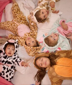 Eike Duarte Instagram - A gente não aguenta tanta fofura… A Pipa @filipavivacqua reuniu suas amiguinhas para uma festa do pijama pra lá de divertida! 

Claro que os Peludinhos deixaram esse momento ainda mais mágico e temático para a bagunça ficar perfeita. 💖🥰

Comenta aí, qual seu peludinho favorito?
