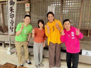 Eiko Kano Instagram - 宮城県栗原市に東野さんと、岡村さんが来てくれて、実家の神社で参拝して頂きました！母も大感激！！
#岡村さんが神社でピースって大丈夫と心配
#神様も東野さん岡村さんが来てくれて喜んでます
#楽しくみんなでピース