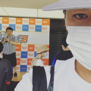 Eiko Kano Instagram - 仙台に来たら、駅前で我が家の杉山さんが来てました。とても大きな声が出てました。。
#何しにきたんだ感の目つき
#寝不足なだけ
#ようこそ宮城へ！