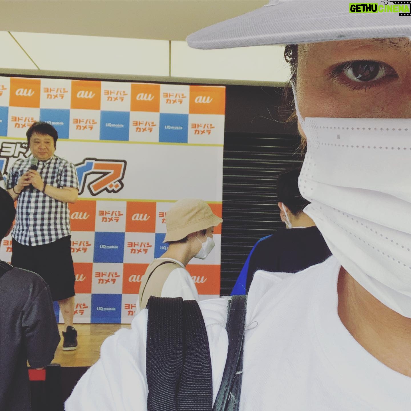 Eiko Kano - 8.7K Likes - 仙台に来たら、駅前で我が家の杉山さんが来てました。とても大きな声が出てました。。
#何しにきたんだ感の目つき
#寝不足なだけ
#ようこそ宮城へ!