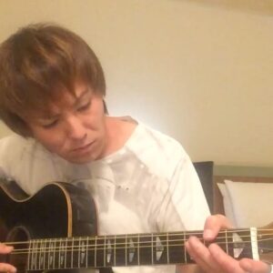Eiko Kano Instagram - 今の方がギター上手いね。。
この頃は雑。。
タララン♩のところ、焦りすぎ！