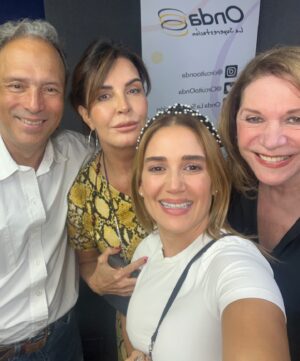 Eileen Abad Instagram - Hoy tuve el honor de pasar un rato ameno y divertido en @circuitoonda con la brillante Kiara @kiara_true y el gran actor Rafa @rafaelromero64 en la sección “Interpretaciones que Marcan” junto a mi última madre de novela mi queridísima y admirada @carlotasosa 

Que bonito recordar anécdotas de proyectos que forman parte de la historia de las grandes producciones Venezolanas junto a grandiosos y admirados compañeros. 

Por cierto el tema de fondo es del guapo y talentoso Juan Manuel @wtfisjaym hijo de mis adorados @carlotasosa y @rafaelromero64 

Pd: Gracias Arihadna, productora de @circuitoonda por la invitación.