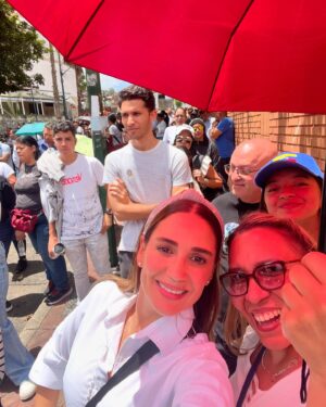 Eileen Abad Instagram - Oren muuuucho, porque Dios sí escucha! Él da todo a su tiempo.

Hagamos del amor escudo y del respeto libertad. 💛💙♥️

Misión cumplida mi Amada Venezuela 🇻🇪 
Voto y Oración 🙌