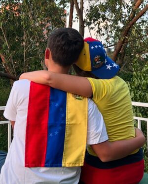 Eileen Abad Instagram - En la teoría del caos cualquier cosa que hagamos por insignificante que parezca podrá tener consecuencias enormes en el futuro. No paremos de orar con determinación sobre todo cuando estemos solos, en las horas de dificultad , en momentos donde la desesperanza nos rodee reinante, sigamos firmes en nuestra inquebrantable ✨Fe ✨para lograr con éxito, el Efecto Mariposa 🦋 por el que actualmente está atravesando nuestra Amada Nación.🙏🏻

El paso del tiempo transcurre en un parpadeo, así como va a transcurrir nuestra transformación y es allí entonces cuando se materializará todo aquello que tanto deseamos que nuestros hijos vean y conozcan, ✨La Venezuela hermosa y llena de gracias de la que tanto les hemos hablamos ✨

La desmotivacion no es opción, esta es la única vida que tenemos y con el amor de madre que todo lo hace posible, tengamos la convicción de un gran futuro para nuestros hijos. 🙌

Dios bendiga a Venezuela 🇻🇪 y a cada uno de ustedes en cualquier parte del 🌎 dónde se encuentren. 🙌

Pd: En la publicación del hoy y ayer, la bandera es la misma, solo que con el paso del tiempo, las estrellas se han ido decolorando, pero su brillo permanece intacto en nuestros ♥️ 💙💛
Una vez más debo decir, que aún conservo el mismo vestuario 😬 Les envío un abrazote que traspase esta pantalla y nos unamos en una misma luz 🕯️🇻🇪🙏🏻