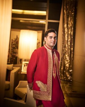 Eka Lakhani Instagram - #AkashAmbani in custom @shantanugoenkaofficial Coral red silk bundi intricately embroidered with centuries old Kashmiri technique of tilla embroidery.

#StyledbyEka
Style team @shivani.saboo @itsfatimabaluch @team___e
Hair @aalimhakim
📸: @signe_vilstrup