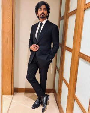 Eka Lakhani Instagram - Congratulations @worldofsiddharth!! 
Winner of 7 Filmfare Awards! #CHITHHA

Wearing @osmanabdulrazak 
#StyledByEka