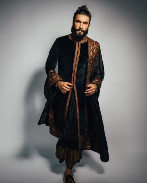 Eka Lakhani Instagram - Arrived! ⚡️ @ranveersingh 

Wearing a custom @taruntahiliani
Footwear @louboutinworld

#StyledByEka 
Style Team @itsfatimabaluch 
@styledbyradhikadhanuka
@team___e
Dress Team @harikrishgk1 @farhaansari9987 @ayaanansari18683
Hair @aalimhakim @mustaqeem_salmani
Makeup @mahadevanaik08
Photographed by @bharat_rawail
Managed by @aarti1980

#RanveerSingh #AmbaniWedding #TarunTahiliani #ARwedding #TeamE