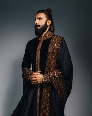 Eka Lakhani Instagram - Arrived! ⚡️ @ranveersingh 

Wearing a custom @taruntahiliani
Footwear @louboutinworld

#StyledByEka 
Style Team @itsfatimabaluch 
@styledbyradhikadhanuka
@team___e
Dress Team @harikrishgk1 @farhaansari9987 @ayaanansari18683
Hair @aalimhakim @mustaqeem_salmani
Makeup @mahadevanaik08
Photographed by @bharat_rawail
Managed by @aarti1980

#RanveerSingh #AmbaniWedding #TarunTahiliani #ARwedding #TeamE
