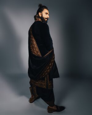 Eka Lakhani Instagram - Arrived! ⚡️ @ranveersingh 

Wearing a custom @taruntahiliani
Footwear @louboutinworld

#StyledByEka 
Style Team @itsfatimabaluch 
@styledbyradhikadhanuka
@team___e
Dress Team @harikrishgk1 @farhaansari9987 @ayaanansari18683
Hair @aalimhakim @mustaqeem_salmani
Makeup @mahadevanaik08
Photographed by @bharat_rawail
Managed by @aarti1980

#RanveerSingh #AmbaniWedding #TarunTahiliani #ARwedding #TeamE