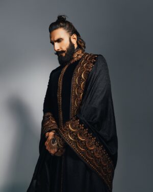 Eka Lakhani Instagram - Arrived! ⚡️ @ranveersingh 

Wearing a custom @taruntahiliani
Footwear @louboutinworld

#StyledByEka 
Style Team @itsfatimabaluch 
@styledbyradhikadhanuka
@team___e
Dress Team @harikrishgk1 @farhaansari9987 @ayaanansari18683
Hair @aalimhakim @mustaqeem_salmani
Makeup @mahadevanaik08
Photographed by @bharat_rawail
Managed by @aarti1980

#RanveerSingh #AmbaniWedding #TarunTahiliani #ARwedding #TeamE