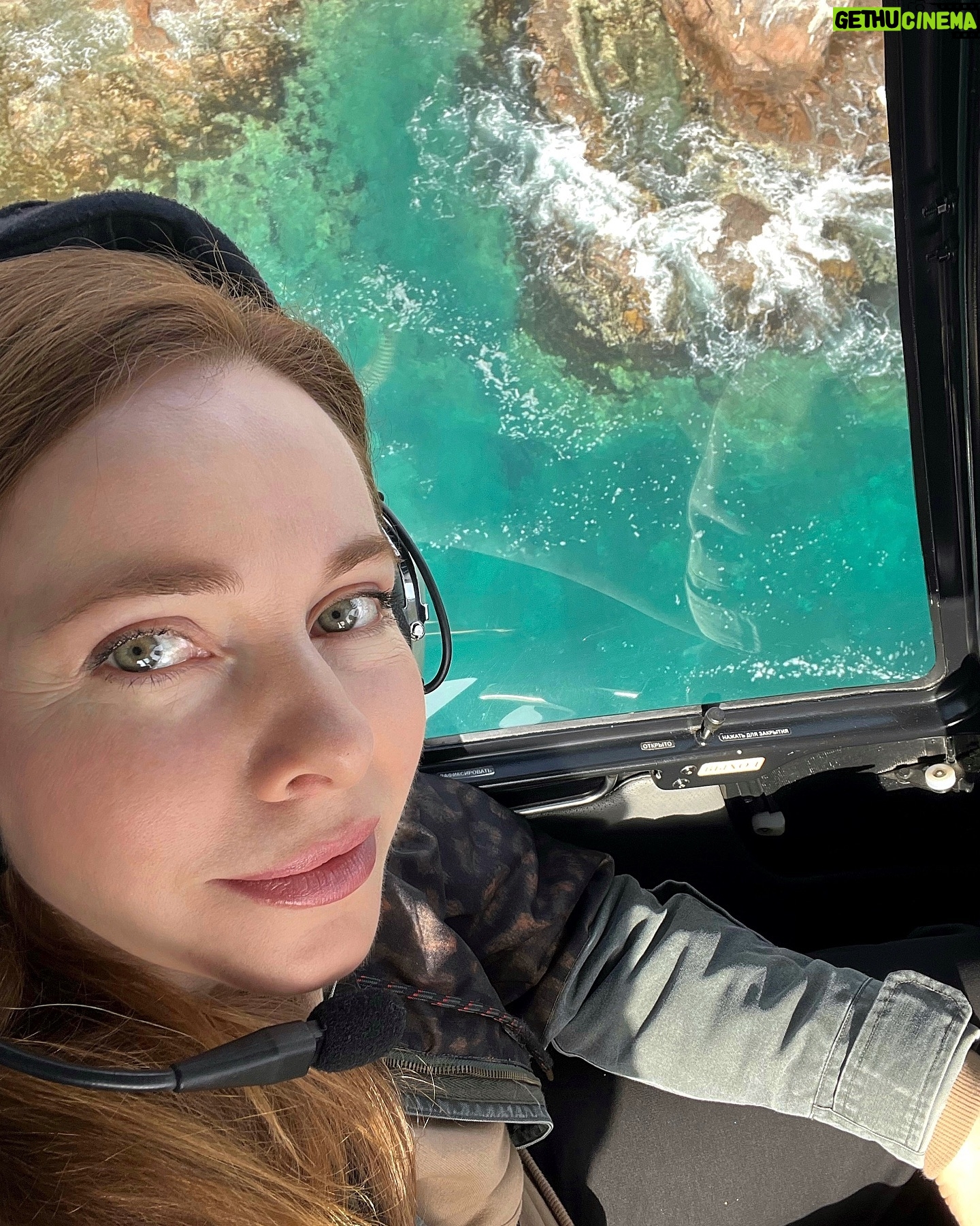 Ekaterina Guseva - 17K Likes - Японское море. Остров Шкота расположен к югу от острова Русский, рядом с Владивостоком. Два острова разделяет мелководный пролив, который можно пройти вброд.
Шкота — небольшой остров, его площадь меньше 2,5 км. Остров назвали в честь капитана Николая Шкота (1828–1870), который руководил начальным этапом застройки Владивостока. Побывали в этих заповедных местах благодаря гастролям театра Моссовета! #ЕкатеринаГусева