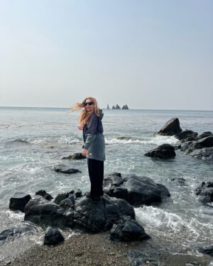 Ekaterina Guseva Instagram - На островах или кекурах «Пять пальцев», расположенных  в ряд, можно наблюдать лежбища сивучей, а на острове «Путятина» полакомиться морской капустой, выброшенной Японским морем на берег. #ЕкатеринаГусева