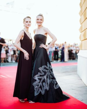 Ekaterina Vilkova Instagram - Открытие фестиваля @gorkyfest ✨
Платье: @alenaakhmadullina 
Укладка: @alteregoitaly.ru 
Макияж: @rbg.ru @vladimirkalinchev 
Фото @temerina 
И моя любовь и поддержка в любой ситуации @begunova24 ❤️❤️
