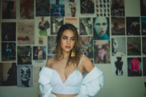 Ela Velden Instagram - Esta sería la portada de mi disco si hubiera sido cantante pop en los 90’s 

📸 @mausinfiltro