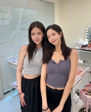 Elaine Ho Instagram - 有這樣的妹妹你幾點回家？

🎉IG留言抽獎！我要送在澳洲買的伴手禮給你們🥰
今晚10點抽出6位幸運兒🩷