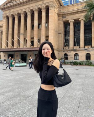 Elaine Ho Instagram - 布里斯班街遊 ⋆🌇ꕀ ♥︎⋆͛⋆͛*

top/ @yuyu_active 
bottom/ @allsaints 
bag/ @prada