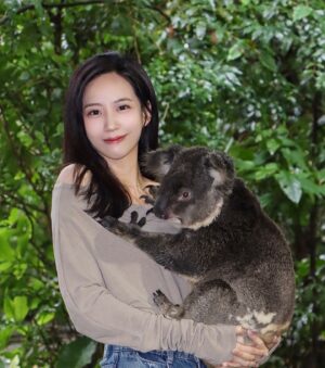 Elaine Ho Instagram - 終於抱到無尾熊了🐨₊⁺♡̶♡̶₊⁺🐨

謝謝放晴的天氣
讓我順利看到可愛的無尾熊和袋鼠！