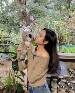 Elaine Ho Instagram - 終於抱到無尾熊了🐨₊⁺♡̶♡̶₊⁺🐨

謝謝放晴的天氣
讓我順利看到可愛的無尾熊和袋鼠！