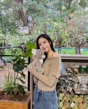 Elaine Ho Instagram - 終於抱到無尾熊了🐨₊⁺♡̶♡̶₊⁺🐨

謝謝放晴的天氣
讓我順利看到可愛的無尾熊和袋鼠！