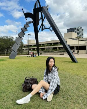Elaine Ho Instagram - 來澳洲避暑🦘

outfit/ @bello_taiwan (襯衫 裙子）
bag/ @samo_ondoh.tw @samo_ondoh