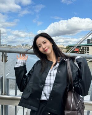 Elaine Ho Instagram - 來澳洲避暑🦘

outfit/ @bello_taiwan (襯衫 裙子）
bag/ @samo_ondoh.tw @samo_ondoh
