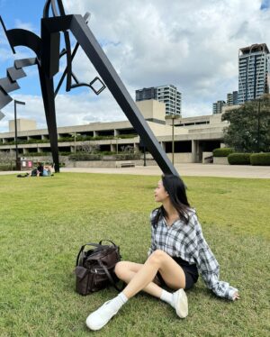 Elaine Ho Instagram - 來澳洲避暑🦘

outfit/ @bello_taiwan (襯衫 裙子）
bag/ @samo_ondoh.tw @samo_ondoh
