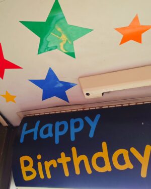 Electra Asteri Instagram - 🎉 Birthday Girl

💙 Αντί να μετράτε τα χρόνια σας, μετρήστε κάτι πιο χρήσιμο. 
🌏Εγώ για παράδειγμα μετράω τις χώρες που ταξίδεψα. 
✨Μετράω τις χαρές. 
🫂Μετράω τους ανθρώπους που μου άλλαξαν τη ζωή. 
❤️‍🩹Μετράω εκείνους που με έκαναν πιο δυνατή. 
👀Μέτραω τις στιγμές που με έκαναν να νιώσω ότι η ζωή αξίζει.
☀️Μετράω τα ηλιοβασιλέματα και τις ανατολές. 
❤️‍🔥Μετράω τις στιγμές που μου έκοψαν την ανάσα. 

Μετράω ό,τι αξίζει. 
Τα άλλα τα αφήνω να τα πάρουν τα χρόνια που πέρασαν. 

Φέτος ιδιαίτερα γενέθλια στο #StoneHenge, με όλα όσα θα ήθελα. Ίσως και παραπάνω από όσα θα ζητούσα τελικά. 

Έτσι σας εύχομαι να είναι τα γενέθλιά σας αλλά και η κάθε σας μέρα. Να είστε όλοι καλά & να περνάτε όμορφα και ελεύθερα. 

Υγ. Λιοντάρια του κόσμου ενωθείτε. Ξεκίνησε η εποχή μας. 

#BirthdayGirl
#Lion 
#JulyGirl 
#MyDay