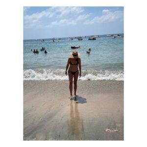 Elena Furiase Instagram - Presagios del final… 🌷☀️🪸

1. Algo me pinchó…pero la foto quedó bien!
2. Mi familia 💦
3. La bungavilla blanca, mi favorita. 
4. Hojas en la arena 🌿
5. Mi niño “a-dorado” 🌅
6. Las chicas en la playa.
7. La calma..