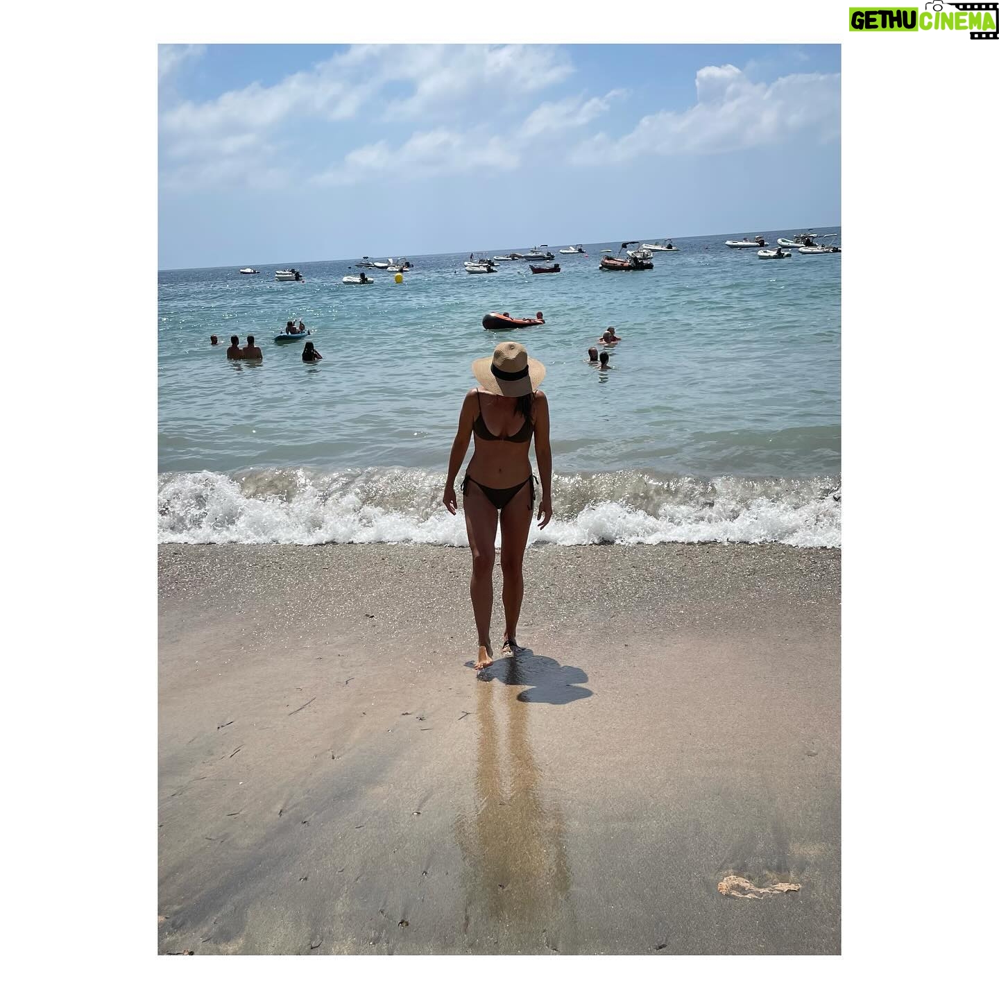 Elena Furiase - 6.7K Likes - Presagios del final… 🌷☀️🪸
1. Algo me pinchó…pero la foto quedó bien!
2. Mi familia 💦
3. La bungavilla blanca, mi favorita.
4. Hojas en la arena 🌿
5. Mi niño “a-dorado” 🌅
6. Las chicas en la playa.
7. La calma..
