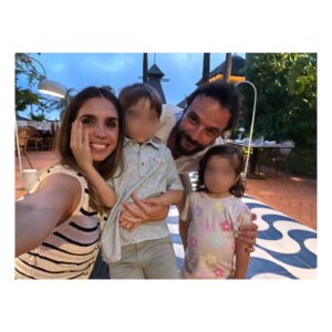 Elena Furiase Instagram - V E R A N O de madera, rama y mar 🌴🛖☀️

1. Mi @gonzalos.g de mi ❤️
2. El campo 🌾
3. Amor de hermanos 
4. Cabaña 
5. Mi familia 🪸 
6. Amor en otra cabaña 
7. Por Rafaella❤️❤️❤️
8. Con Noah, el incansable, en otra cabaña 😂🛖
9. El mediterráneo…
10. El amor y las buganvillas 🌺
11. Yo siendo otra sombrilla. 
12. Más mediterráneo 
13. “La cueva de los piratas” 🏴‍☠️ 
14. Más familia @nachosiierrra @guillefuri , “tatita” y Noah. 
15. Yo feliz! 
16. Los rizos de mi niña Nala🧡

Gracias a Dios 🙏🏽 aún queda verano!!! 
Afortunada y agradecida!!🌺🥰 
¡¡Bendiciones para ti también!!