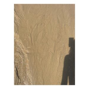 Elena Furiase Instagram - Presagios del final… 🌷☀️🪸

1. Algo me pinchó…pero la foto quedó bien!
2. Mi familia 💦
3. La bungavilla blanca, mi favorita. 
4. Hojas en la arena 🌿
5. Mi niño “a-dorado” 🌅
6. Las chicas en la playa.
7. La calma..