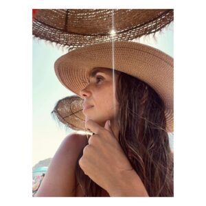 Elena Furiase Instagram - V E R A N O de madera, rama y mar 🌴🛖☀️

1. Mi @gonzalos.g de mi ❤️
2. El campo 🌾
3. Amor de hermanos 
4. Cabaña 
5. Mi familia 🪸 
6. Amor en otra cabaña 
7. Por Rafaella❤️❤️❤️
8. Con Noah, el incansable, en otra cabaña 😂🛖
9. El mediterráneo…
10. El amor y las buganvillas 🌺
11. Yo siendo otra sombrilla. 
12. Más mediterráneo 
13. “La cueva de los piratas” 🏴‍☠️ 
14. Más familia @nachosiierrra @guillefuri , “tatita” y Noah. 
15. Yo feliz! 
16. Los rizos de mi niña Nala🧡

Gracias a Dios 🙏🏽 aún queda verano!!! 
Afortunada y agradecida!!🌺🥰 
¡¡Bendiciones para ti también!!