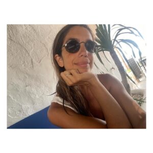 Elena Furiase Instagram - V E R A N O de madera, rama y mar 🌴🛖☀️

1. Mi @gonzalos.g de mi ❤️
2. El campo 🌾
3. Amor de hermanos 
4. Cabaña 
5. Mi familia 🪸 
6. Amor en otra cabaña 
7. Por Rafaella❤️❤️❤️
8. Con Noah, el incansable, en otra cabaña 😂🛖
9. El mediterráneo…
10. El amor y las buganvillas 🌺
11. Yo siendo otra sombrilla. 
12. Más mediterráneo 
13. “La cueva de los piratas” 🏴‍☠️ 
14. Más familia @nachosiierrra @guillefuri , “tatita” y Noah. 
15. Yo feliz! 
16. Los rizos de mi niña Nala🧡

Gracias a Dios 🙏🏽 aún queda verano!!! 
Afortunada y agradecida!!🌺🥰 
¡¡Bendiciones para ti también!!