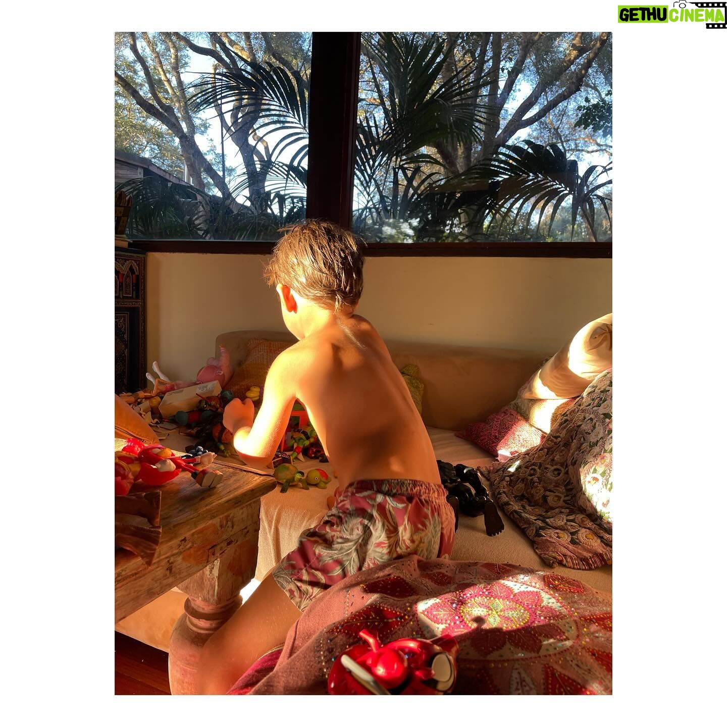 Elena Furiase - 6.7K Likes - Presagios del final… 🌷☀️🪸
1. Algo me pinchó…pero la foto quedó bien!
2. Mi familia 💦
3. La bungavilla blanca, mi favorita.
4. Hojas en la arena 🌿
5. Mi niño “a-dorado” 🌅
6. Las chicas en la playa.
7. La calma..