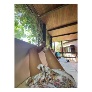 Elena Furiase Instagram - Presagios del final… 🌷☀️🪸

1. Algo me pinchó…pero la foto quedó bien!
2. Mi familia 💦
3. La bungavilla blanca, mi favorita. 
4. Hojas en la arena 🌿
5. Mi niño “a-dorado” 🌅
6. Las chicas en la playa.
7. La calma..