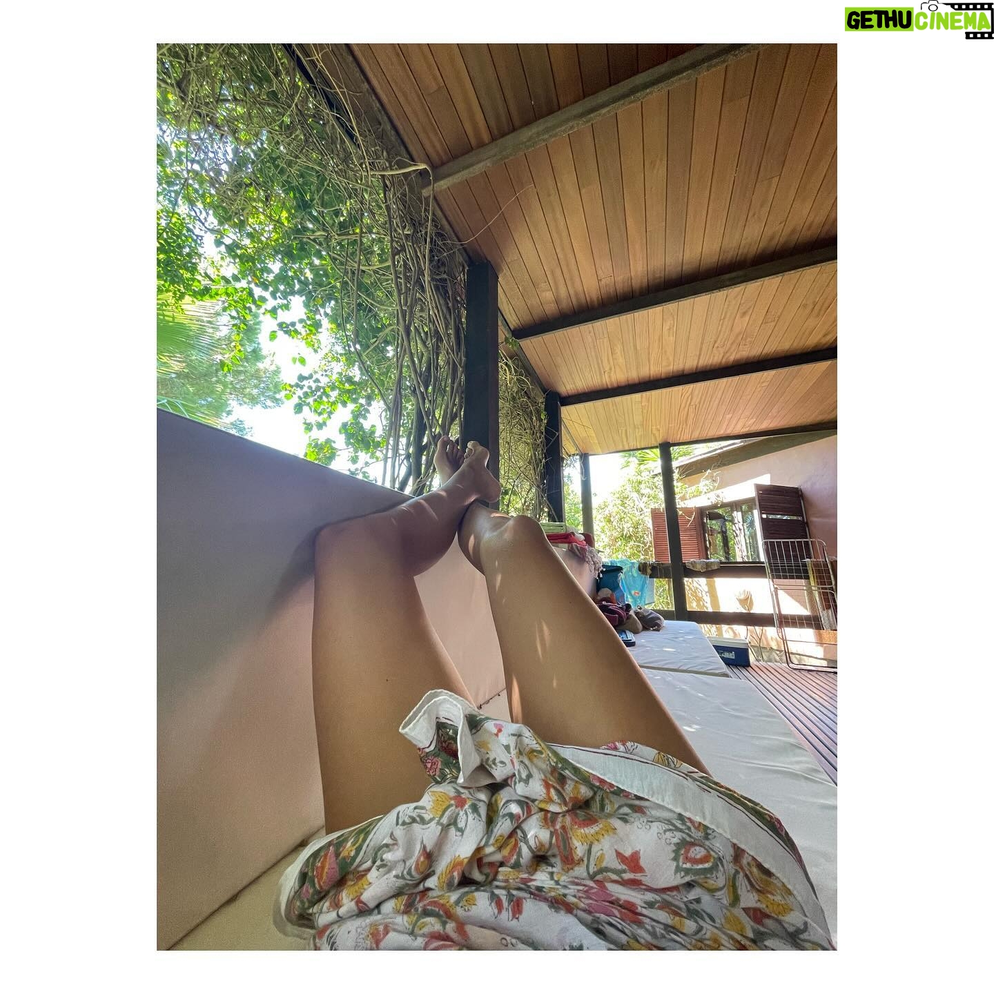 Elena Furiase - 6.7K Likes - Presagios del final… 🌷☀️🪸
1. Algo me pinchó…pero la foto quedó bien!
2. Mi familia 💦
3. La bungavilla blanca, mi favorita.
4. Hojas en la arena 🌿
5. Mi niño “a-dorado” 🌅
6. Las chicas en la playa.
7. La calma..