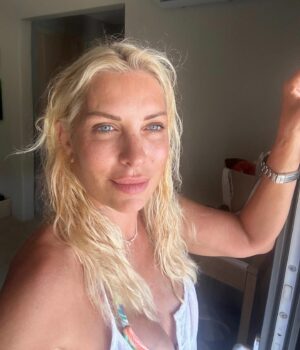 Eleni Menegaki Instagram - Μεσημεράκι στο νησάκι #eleni