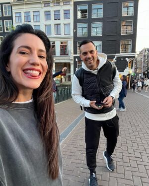 Eleni Vaitsou Instagram - Το μεγαλύτερο reunion της ελληνικής τηλεόρασης είναι γεγονός! Οι @thetouristes 
συναντήθηκαν ξανά μετά από 5 χρόνια κ βολταραν στο υπέροχο κ μυρωδάτο Άμστερνταμ! 

#Erekosme απόψε στις 21.00 στο @action24tv 🌍✈️

#travel #travelers #tv #amsterdam