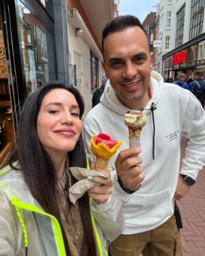 Eleni Vaitsou Instagram - Το μεγαλύτερο reunion της ελληνικής τηλεόρασης είναι γεγονός! Οι @thetouristes 
συναντήθηκαν ξανά μετά από 5 χρόνια κ βολταραν στο υπέροχο κ μυρωδάτο Άμστερνταμ! 

#Erekosme απόψε στις 21.00 στο @action24tv 🌍✈️

#travel #travelers #tv #amsterdam