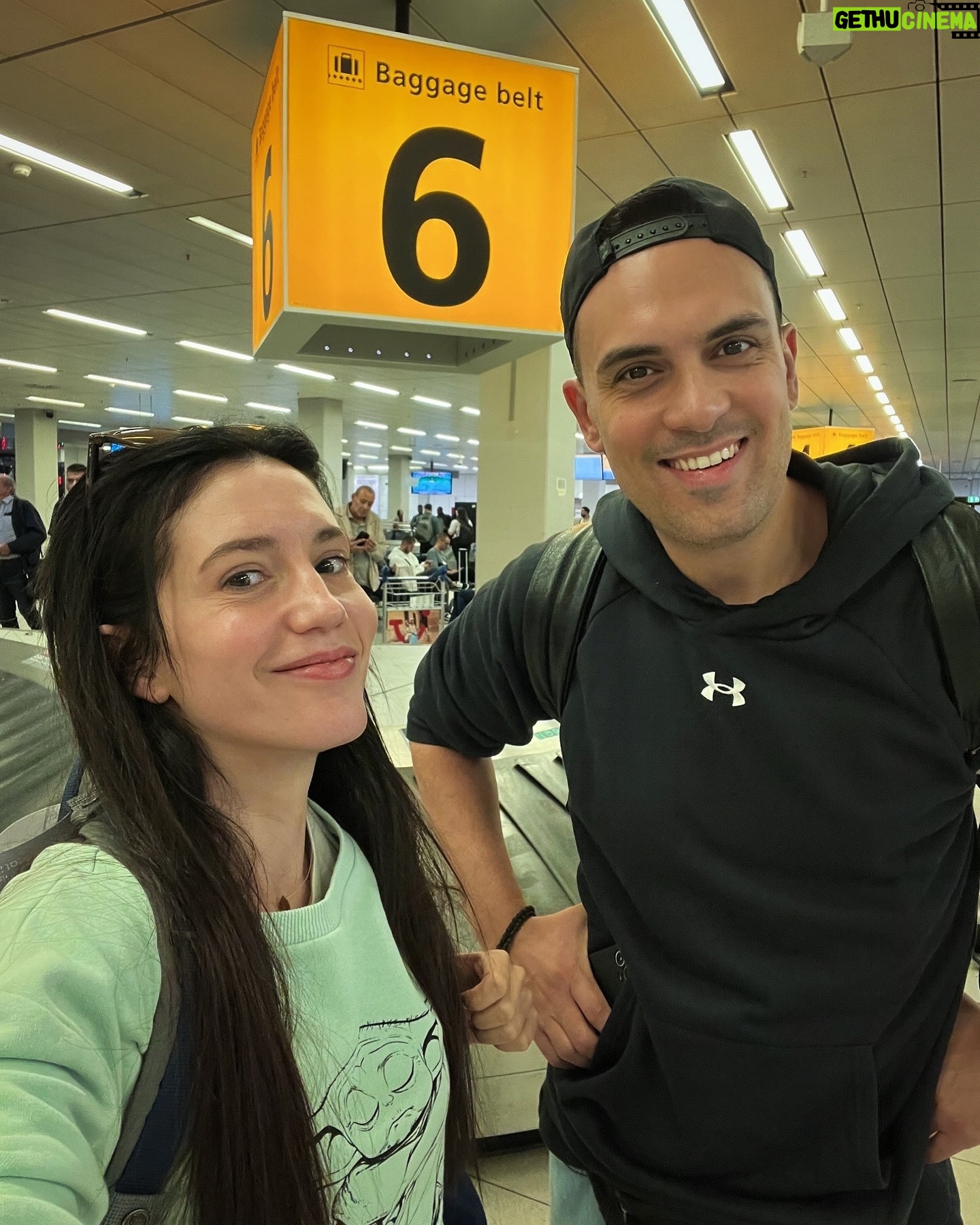 Eleni Vaitsou - 12.3K Likes - Το μεγαλύτερο reunion της ελληνικής τηλεόρασης είναι γεγονός! Οι @thetouristes
συναντήθηκαν ξανά μετά από 5 χρόνια κ βολταραν στο υπέροχο κ μυρωδάτο Άμστερνταμ!
#Erekosme απόψε στις 21.00 στο @action24tv 🌍✈️
#travel #travelers #tv #amsterdam