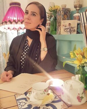 Elham Jafarnezhad Instagram - از من فقط خبر داشت
همین!
مانند مردمانی که می‌دانند جایی از جهان جنگ است... #رسول_ادهمی

عکس: #مرجان_مرتضوی

#عکس_بی_روتوش 
#سادگی #اصالت 
#الهام #الهام_جعفرنژاد