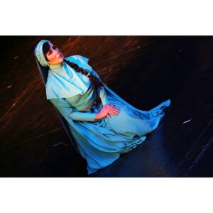 Elham Jafarnezhad Instagram - تاتر یعنی عاشقی کردن بر روی صحنه 
روز جهانی تاتر رو به عاشقان تاتر تبریک می گم 🎭
🔴عکس ها رو ورق بزنید
#من_عاشق_تاترم 
#الهام_جعفرنژاد 
#بازیگر_تاتر
#نمایش_سهروردی 
#تالار_وحدت 
#۱۳۹۶