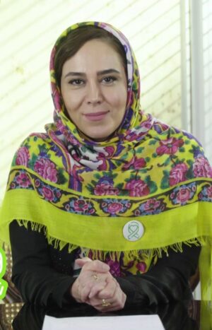Elham Jafarnezhad Instagram - #جان_بخشم
#الهام_جعفرنژاد
#بهترین_هدیه_ زندگیست
#حیات_دوباره
#جان_بخش_باشیم 
#من_جان بخشم
#بهترین_بخشش_زندگیست
#حیات_دوباره_ببخشیم
#جان_ارزش_بخشیدن_دارد
#انجمن_اهدای_عضو_ایران
#اهدای_عضو_اهدای_زندگی
#اهدای_عضو#بیمه_دی
#بیمه#با_شما_برای_جبران
#روز_اهدای_عضو 
#روز_اهدای_عضو_گرامی_باد 
#اهدا_عضو
#اهداء 
#اهدا 
#عشق❤️ #عشق 💌💌💌پ.ن:چند روز پیش که دعوت شدم برای ضبط این ویدئو به مناسبت ِ#روز_اهدای_عضو 
حال ِ دلم هیچ خوب نبود،اما مشتاقانه پذیرفتم چون سالها بود که دوست داشتم حرف ِ دلم رو در مورد این نوع از بخشش به بهانه ای با همه بزنم...به خانواده ام و عزیزانم  هم چیزی نگفتم تا اونها هم همزمان با شما در چنین شبی که برای من خیلیییییییی شب ِ خاصیه ببینند...در مسیر به جملاتی که دلم میخواست بگم فکر کردم،دیدم از هر طرف که میرم فقط و فقط به یک تک کلمه می رسم 
#عشق 
وقتی رسیدم خواهش کردم تا چند لحظه وقت بهم بدن، که بتونم با تمام وجود حس و اعتقاد و باورم رو در مورد #گذشت 
#جان_بخشی و این کار بزرگ بیان کنم،شاید باورتون نشه جملات خودشون در ذهنم جاری می شدن،فقط سریع یادداشت اشون کردم تا کلمه ای از ذهنم نگریزه...
با نوری که به دلُ،ذهنم تابید 
با تمام باورم و به ساده ترین و خالصانه ترین و عاشقانه ترین شکل ممکن در یک برداشت از دل بر آمد،حال دلم سبک تر شد و امید که به دلتان بنشیند...
خیلی خوشحالم که افتخار حضور پیدا کردم تا باورم رو با شما در میان بگذارم...
باور نسبت به #عشق 
عشقم نسبت به کودکان 
دعوتم برای بی تفاوت نبودن نسبت به دیگران و جهان ِ پیرامون
بی تفاوت نبودنم نسبت به #بیماران_اعتیاد 
و یاری رساندن برای بیدارشدن ِ قهرمان ِ درونشون و بازگشت به خانواده و اجتماع 
و احترام ِ همیشگی و تا ابدم نسبت به جانبازان عزیز و حس قدر دانیم نسبت به این بزرگواران و با گذشت ترین جان بخش ها.
با عشق و احترام به همه شما #الهام .
پ‌.ن:خوشحال میشم اگر حرف هایی که از دلم بر آمده بر دلتون نشسته 
شما هم این ویدئو رو در صفحاتتون به اشتراک بگذارید و یا به منظور دعوت برای #جان_بخش_بودن برای دوستانتون بفرستید
❤ 
امسال سی و یک اردیبهشت خیلی شب خاص و ویژه ای برای منه،شاید یک روزی این حرف ِ دلم رو هم بهتون گفتم!😉 @elhamjafarnejad
#الهام_جعفرنژاد_بازیگر_دوبلور 
#elhamjafarnejad