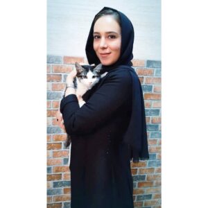Elham Jafarnezhad Instagram - یه روز سرد ِ زمستون،نزدیک های عید  مادر ِ این پیشی کوچولو اومد توو حیاط ِ خونه مامان بزرگ #مامان_خانم...روزای آخر بارداریش بود و سنگین شده بود...خانواده ام بهش کمی غذا دادند ...احساس امنیت کرد و موندگار شد،بچه هاشو توو بهار دنیا آورد ...سه تا عشق...
اونی که از همه ام خوشگلتره،متاسفانه با اینکه هیچ وقت از حیاط بیرون نرفته بود،نمی دونم به چه علتی یکی از پاهاش از زانو قطع شده بود،همیشه درد داشت و زخم  بود و مدام در حال اذیت شدن 
همون روزا بود که مامانشون چون دوباره باردار شد مجبور  شد بره،با اینکه سالها بود از وابستگی مجدد به حیوانات فرار می کردم،شدم مادر ناخونده و نتونستم نسبت به دردش بی تفاوت باشم...پیش بهترین دامپزشک ها و جراح ها بردمش و ویزیت شد،از هر طریقی که امکان داشت،به دنبال پیدا کردن بهترین جراح ارتوپد بودم...با اینکه چند تا از دوستانم دامپزشک هستند،اما باز به دنبال حاذق ترین بودم،می دونستم که باید جراحی بشه،ولی بی نهایت استرس داشتم و نمی تونستم به راحتی اعتماد کنم
تا شبی با خانمی یا بهتره بگم فرشته ای در خیابان که مشغول غذا دادن به پیشی های گرسنه بود همکلام شدم و ایشون #بیمارستان_دامپزشکی_پیمان ر رو بهم معرفی کرد...
به اونجا مراجعه کردم و با #دکتر_سعید_فرزاد جراح حاذق،جراح ارتوپدی با اخلاق و بی نهایت حرفه ای آشنا شدم
ایشون بعد از کلی توضیحات تخصصی 
دل من رو آرام کردند که جراحی برای این مورد بهترین تصمیم هست
و پای پیشی کوچولو رو جراحی کردند
و در پروسه درمان با #دکتر_مجید_سمیعی ِ حرفه ای،مهربان،صبور و همراه آشنا شدم 
و همچنین با دکتر پیمان صادقیان رئیس محترم بیمارستان 
خسته نباشید میگم به دامپزشکان،تکنسین ها و تک تک ِ پرسنل بیمارستان پیمان.
به امید روزی که هیچ آدمی بی تفاوت از کنار ِ موجودی دردمند عبور نکنه و مهرورزی و حمایت ِ صحیح از حیوانات روز به روز بیشتر و بیشتر در ایران امون رواج پیدا کنه
به امید روزی که هر روز تعداد قدم هامون به سمت انسانیت بیشتر و بیشتر بشه
#الهام_جعفرنژاد_حامی_حیوانات 🐕🐈😻😻😻😻❤🧿🧿
#دکتر_سعید_فرزاد 
@saeedfarzad
